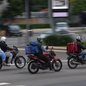 Críticas surgem após regulamentação que, segundo empresas, impede o funcionamento do mototáxi por aplicativo na cidade - Imagem: Reprodução/Tiago Queiroz/Estadão