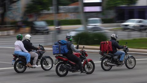 Críticas surgem após regulamentação que, segundo empresas, impede o funcionamento do mototáxi por aplicativo na cidade - Imagem: Reprodução/Tiago Queiroz/Estadão