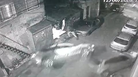 Os policiais feridos estão internados no Hospital das Clínicas, enquanto a busca pelo motociclista envolvido no roubo continua - Imagem: Reprodução