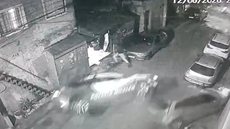 Os policiais feridos estão internados no Hospital das Clínicas, enquanto a busca pelo motociclista envolvido no roubo continua - Imagem: Reprodução