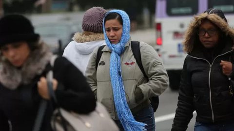 Enquanto o Centro-Sul enfrenta frio intenso, o Norte do Brasil registra calor e chuvas, evidenciando contrastes climáticos - Imagem: Reprodução/ Renato S. Cerqueira/Futura Press/Estadão Conteúdo