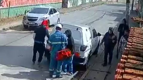 O assalto ocorreu na Rua Chubei Takagashi e mobilizou a vizinhança, mas o veículo da empresa ainda não foi encontrado - Imagem: Reprodução