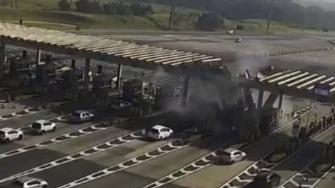 Apesar do susto, ocupantes de outros carros envolvidos no acidente não sofreram ferimentos, mas danos materiais foram significativos - Imagem: Reprodução