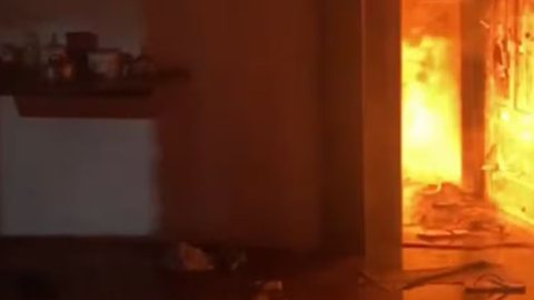 O caso de violência doméstica e incêndio segue sob investigação, com o agressor em prisão preventiva após audiência de custódia - Imagem: Reprodução