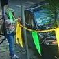 O caso foi registrado como roubo e disparo de arma de fogo, e as investigações prosseguem para capturar os responsáveis pelos crimes - Imagem: Reprodução