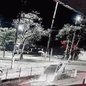 Apesar dos danos à mureta do canal, o trânsito na região não foi significativamente afetado, segundo a CET-Santos - Imagem: Reprodução/Câmera de monitoramento