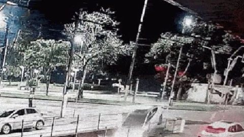 Apesar dos danos à mureta do canal, o trânsito na região não foi significativamente afetado, segundo a CET-Santos - Imagem: Reprodução/Câmera de monitoramento