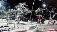 Apesar dos danos à mureta do canal, o trânsito na região não foi significativamente afetado, segundo a CET-Santos - Imagem: Reprodução/Câmera de monitoramento