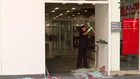 As instituições financeiras estão colaborando com as investigações após os atos de vandalismo que chocaram a cidade - Imagem: Reprodução/TV Globo
