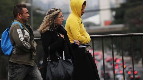 A combinação de alta umidade e poucas horas de sol deve resultar em chuviscos e neblina em diversas regiões da cidade - Imagem: Reprodução/ Renato S. Cerqueira/Folhapress
