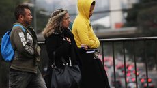 A combinação de alta umidade e poucas horas de sol deve resultar em chuviscos e neblina em diversas regiões da cidade - Imagem: Reprodução/ Renato S. Cerqueira/Folhapress