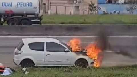 Apesar da gravidade do incêndio, o trânsito fluiu normalmente nas faixas 1 e 2 da rodovia durante a emergência - Imagem: Reprodução