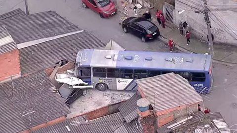 A EMTU e a viação Anhanguera foram contatadas sobre o acidente em Itapevi, mas ainda não se pronunciaram oficialmente - Imagem: Reprodução/TV Globo