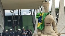 Estátua 'A Justiça', de Alfredo Ceschiatti, pichada por vândalos do 8 de janeiro - Imagem: Reprodução / Agência Brasil / Joédson Alves