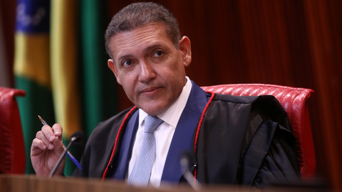Kássio Nunes Marques assume a presidência do TSE em meio ao avanço das preocupações com inteligência artificial, deepfakes e desinformação nas eleições de 2026 - Imagem: Reprodução