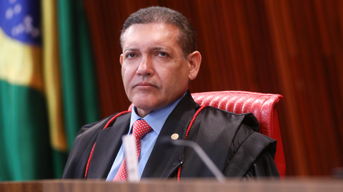 Presidente do TSE, Kassio Nunes Marques afirmou que a inteligência artificial pode ser utilizada em campanhas, mas evitou antecipar uma decisão sobre o vídeo que recriou a imagem e a voz de Jair Bolsonaro - Imagem: Reprodução