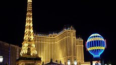 Las Vegas é o cenário kitsch por excelência. Luzes, réplicas, neons — uma ode ao excesso - Imagem: Reprodução / Wallpaper Safari