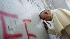 Papa Francisco junto ao muro do apartheid em Belém, 2014 - Imagem: Reprodução / X / @marcosvmf_