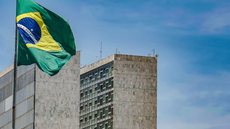 Bandeira do Brasil com as torres do Congresso Nacional, na Esplanada dos Ministérios em Brasília - Imagem: Reprodução / Agência Brasil / Rafa Neddermeyer