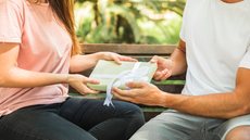 “O Preço Espiritual de Viver Para Agradar” - Imagem: Reprodução / Freepik