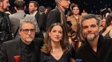 Kleber Mendonça Filho, Emilie Lesclaux e Wagner Moura celebram a vitória de 'O Agente Secreto' no Critics Choice Awards. - Imagem: Reprodução/Redes Sociais.