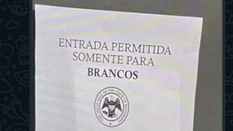 O material foi elaborado com a finalidade pedagógica de fomentar a reflexão crítica entre os estudantes presentes - Imagem: Reprodução | Redes Sociais
