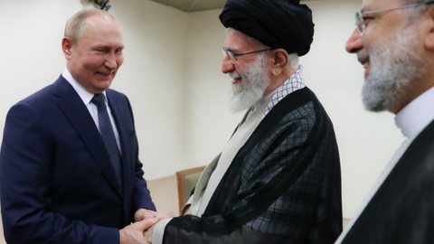 O presidente da Rússia, Vladimir Putin, encontra-se com o Aiatolá Ali Khamenei, Líder Supremo do Irã - Imagem: Reprodução | Wikimedia Commons