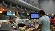 Funcionamento dos mercados varia no feriado, com abertura parcial e horários limitados em São Paulo. - Imagem: Reprodução/Agência Brasil.