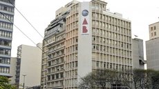 Invasores abriram um buraco na parede de um imóvel vizinho para acessar o edifício - Imagem: Reprodução | OAB-SP
