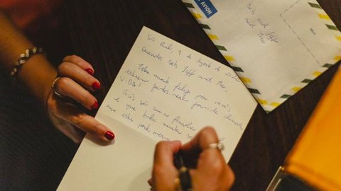 Dia dos Namorados em SP terá oficina com escritora premiada para ensinar a escrever cartas de amor - Imagem: Dani Ortiz / Divulgação
