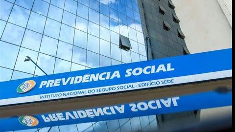 Cartão consignado mantido no Desenrola 2.0 volta a gerar críticas sobre endividamento de aposentados do Instituto Nacional do Seguro Social - Imagem: KEBEC NOGUEIRA / METRÓPOLES