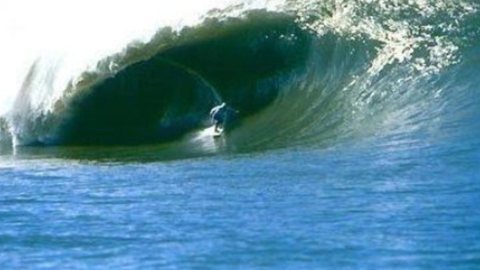 A prática de surfe na Ilha dos Lobos está proibida desde 2003 - Imagem: Reprodução/Instagram @ilhadoslobos