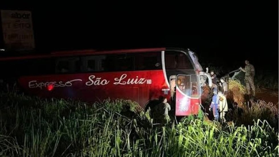 URGENTE: ônibus atinge boi, vai parar em barranco e deixa feridos - Imagem: reprodução PRF