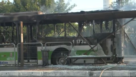 Aeronave também atingiu um ponto de ônibus - Imagem: Reprodução / X / @Metropoles