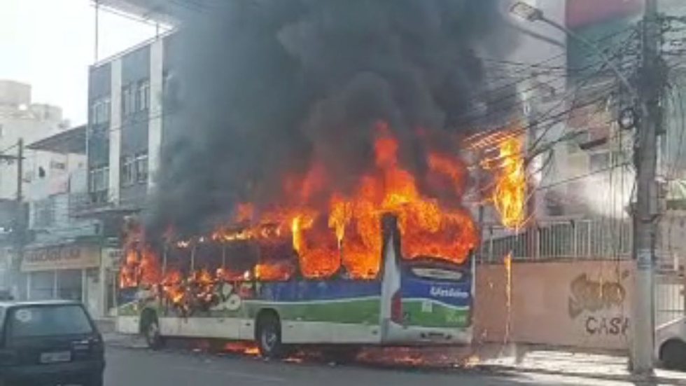 Homem ateia fogo em passageiros de ônibus; criança está em estado grave - Imagem: reprodução