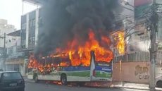 Homem ateia fogo em passageiros de ônibus; criança está em estado grave - Imagem: reprodução