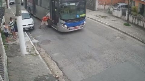 VÍDEO - Motorista de ônibus acelera e atropela idoso após discussão por máscara - Imagem: reprodução