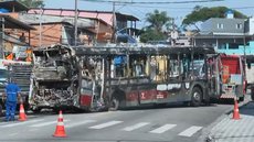 Carcaça do ônibus ficou destruída após ataque e colisão com poste na Avenida Guarapiranga, na Zona Sul de São Paulo. - Imagem: Reprodução/TV Globo