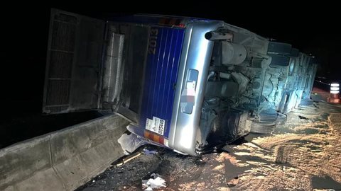 Ônibus de viagem tomba e mata três pessoas na Régis Bittencourt - Imagem: divulgação / PRF