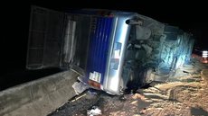 Ônibus de viagem tomba e mata três pessoas na Régis Bittencourt - Imagem: divulgação / PRF