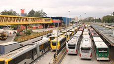 Três homens e um adolescente foram detidos em conexão com uma série de ataques a ônibus na Grande São Paulo - Imagem: Reprodução / Rovena Rosa / Agência Brasil