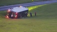 Um ônibus com 34 passageiros tombou no canteiro central da Rodovia Castello Branco - Imagem: Reprodução | Artesp