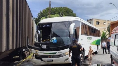 Acidente ocorreu quando o motorista não identificou a aproximação do trem no cruzamento ferroviário. - Imagem: Reprodução/São Carlos Agora.