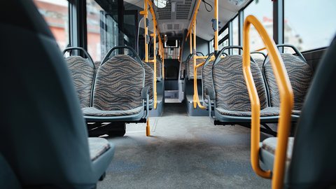 Homem morre ao cair de ônibus em movimentono Rio de Janeiro - Imagem: Freepik.com