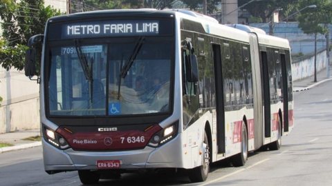 Ônibus da companhia SPTrans no Centro de São Paulo - Imagem: reprodução/SPTrans