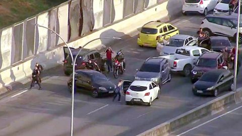 Operação policial interrompe o trânsito na via expressa que passa pelo Complexo da Maré - Foto: Reprodução / Globo