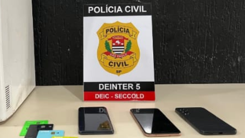 Celulares eram cadastrados com identidades falsas e utilizados com diversos chips para aplicação de golpes virtuais - Imagem: Divulgação | Polícia Civil de São Paulo