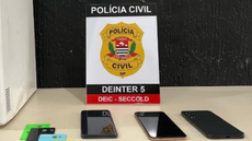 Celulares eram cadastrados com identidades falsas e utilizados com diversos chips para aplicação de golpes virtuais - Imagem: Divulgação | Polícia Civil de São Paulo