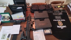 Itens apreendidos incluem armas de fogo, relógios e aparelhos celulares - Imagem: Reprodução | TV Globo