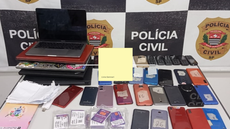 Polícia apreendeu dezenas de celulares, chips e documentos usados para aplicar golpes financeiros em Guarulhos - Imagem: Divulgação | Polícia Civil de São Paulo